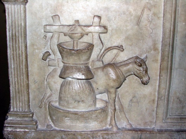 Urn_holder_of_Publius_Nonius_Zethus_01_-_Vatican_museum
